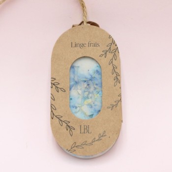Suspension de placard et dressing parfumée au linge frais