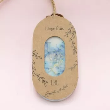 Suspension de placard et dressing parfumée au linge frais
