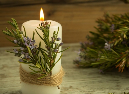 Bougie printanière décorative : guide des bougies pour colorer et parfumer son intérieur