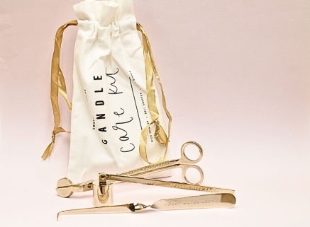 Zoom sur les accessoires autour de la bougie
